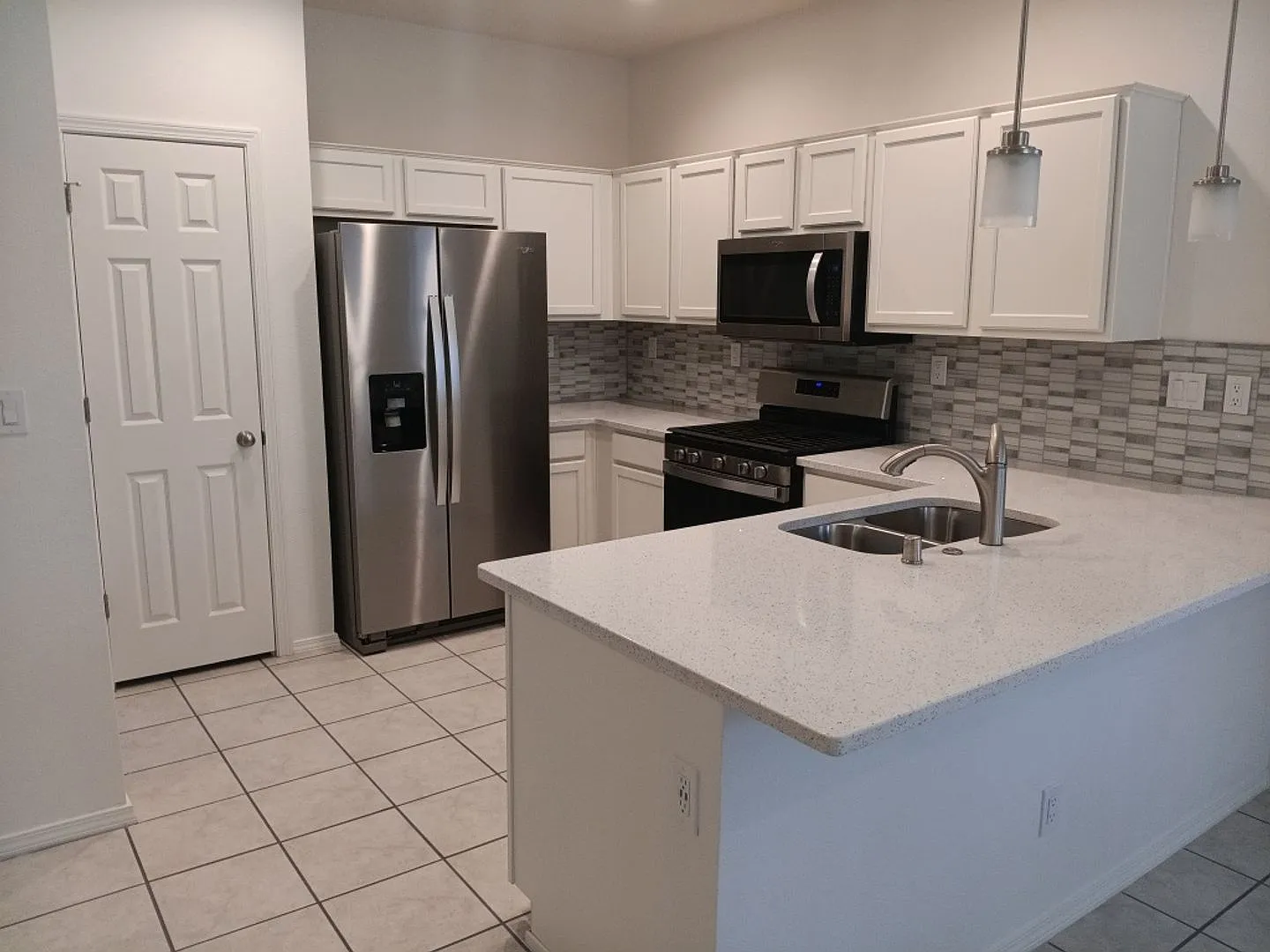 Charming 3 bedroom, 2 bathroom in Rio Rancho! Showings available NOW! — Photo 3