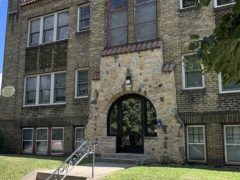 1642 Charles Ave — Photo 10