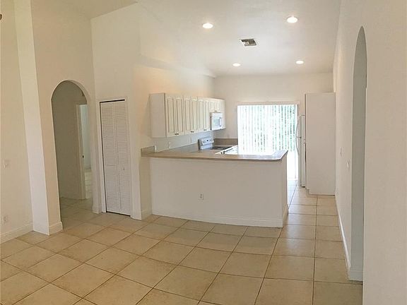 3rd image of 2408 Lantana Ave