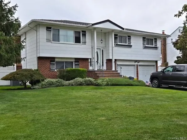 33 Sherwood Drive, Bethpage, NY 11714