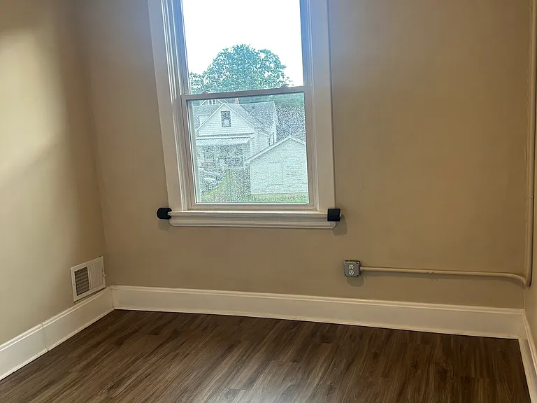 2033 Weyer Ave #B — Photo 16