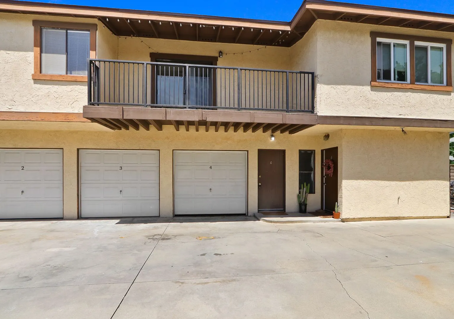 Bright and spacious upper-level 2-bedroom, 1-bath residence — Photo 2