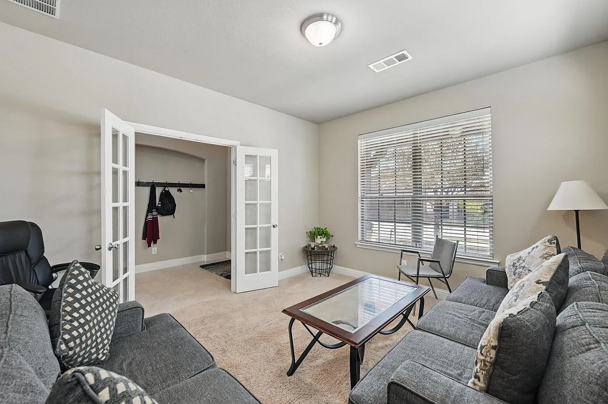 5 bed, 3.0 bath, 3548 sqft, $3,500 — Photo 4