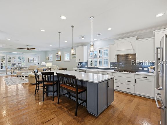 4th image of 20 Heathrow Ave