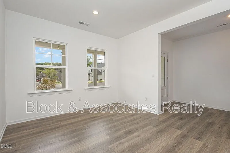 5 bed, 3.5 bath, 10018 sqft, $2,550 — Photo 4