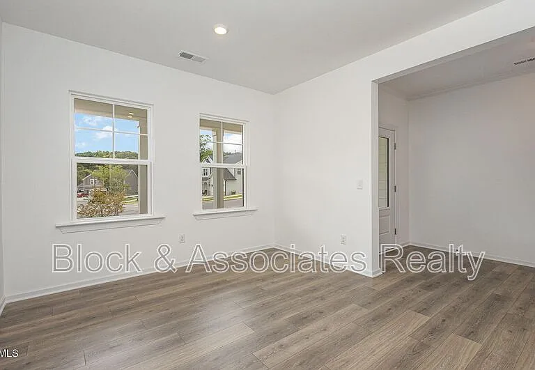153 Hickory Grove Dr — Photo 4