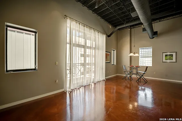 214 Travis #301 — Photo 11