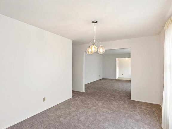 5th image of 870 Hollyridge Dr