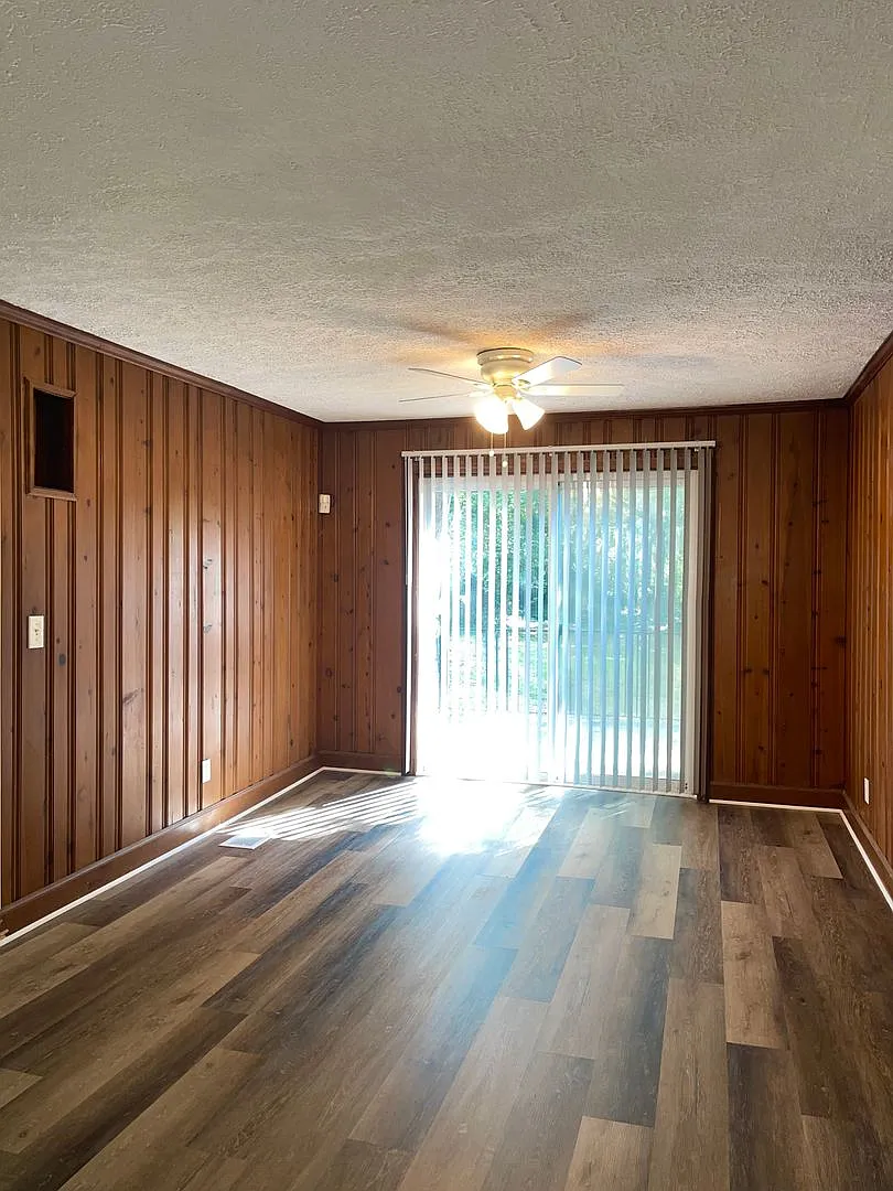 3 Bed 2 Bath Bungalow in Great Neighborhood! — Photo 3