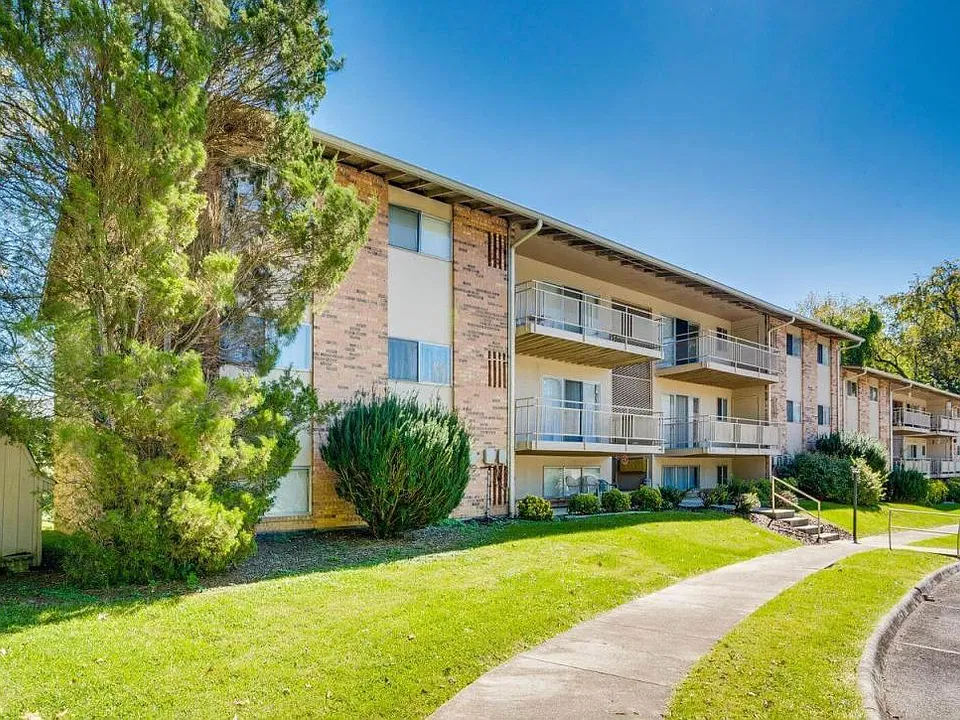 1085 Carriage Cir #204