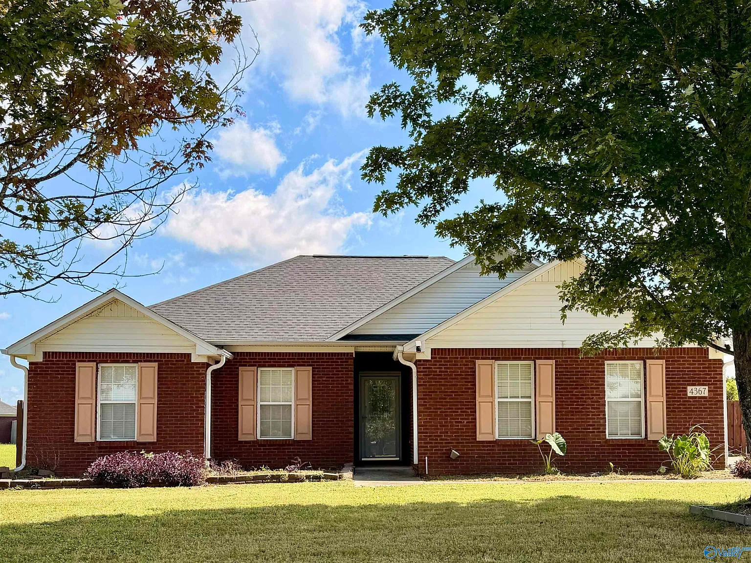 3 bed, 2.0 bath, 1265 sqft, $1,595 — Photo 1