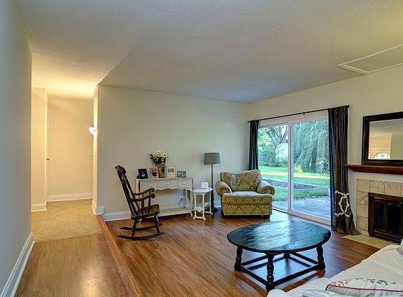 4th image of 1551 W Beverly Cir