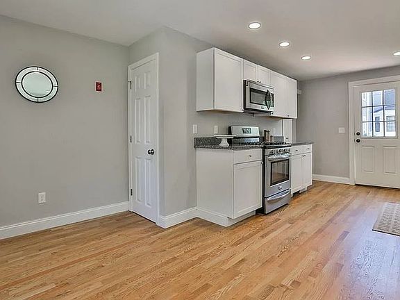 2nd image of 7 Oak St