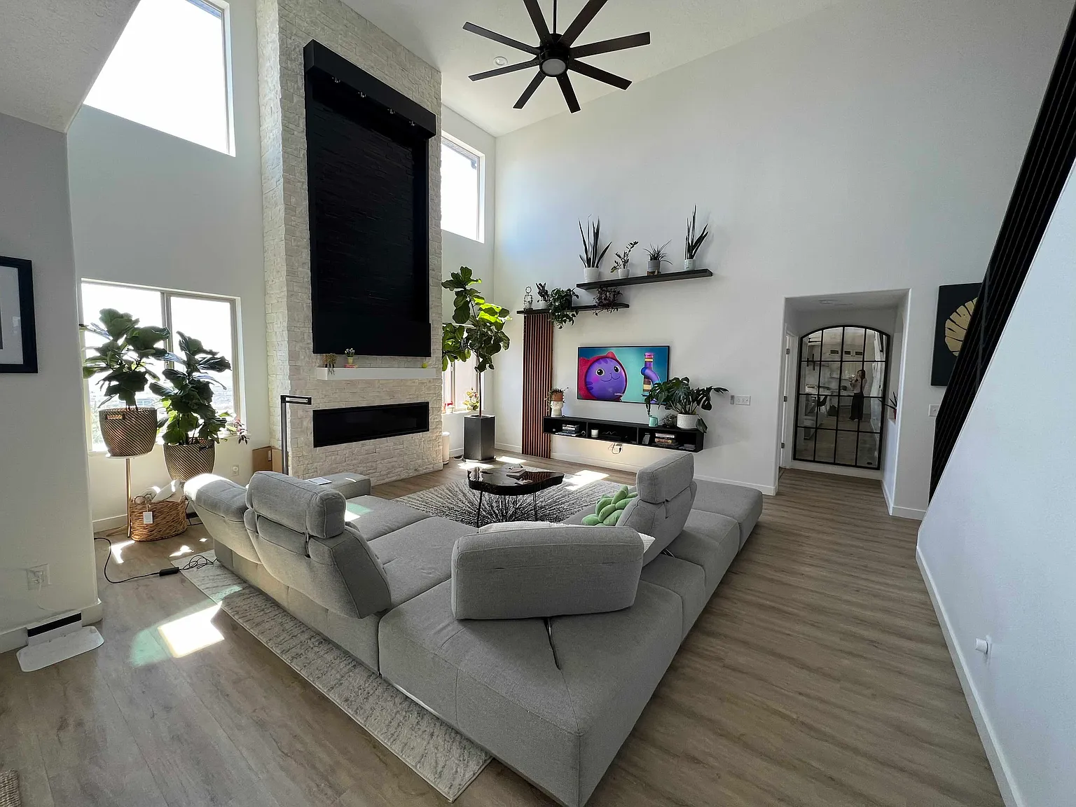 2103 W Woodberry Dr — Photo 2