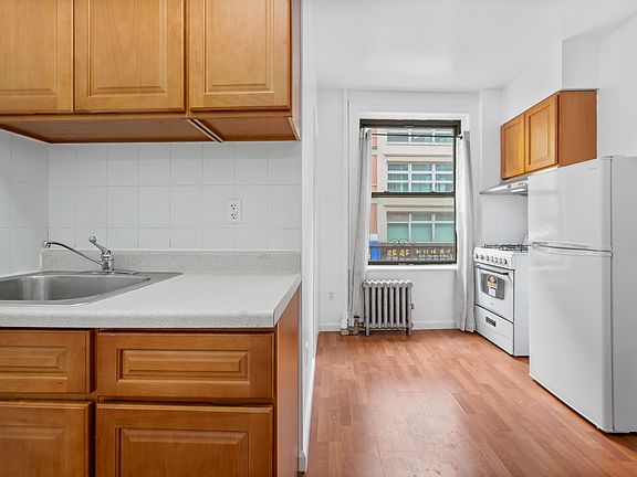4th image of 92 Elizabeth St APT 3A