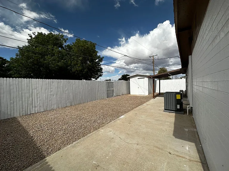 1947 Hope Ave — Photo 22