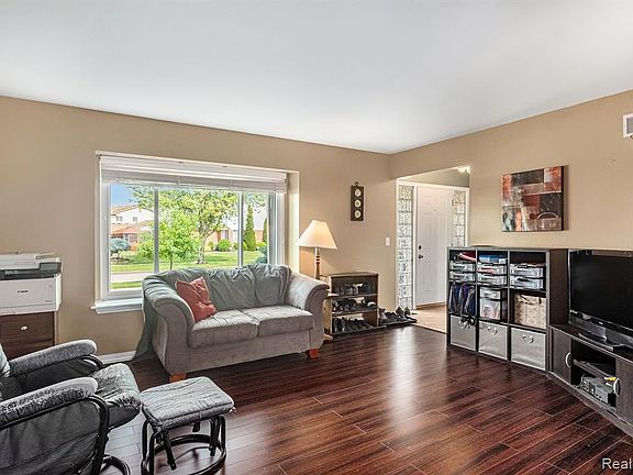 4th image of 26800 Coachlight St