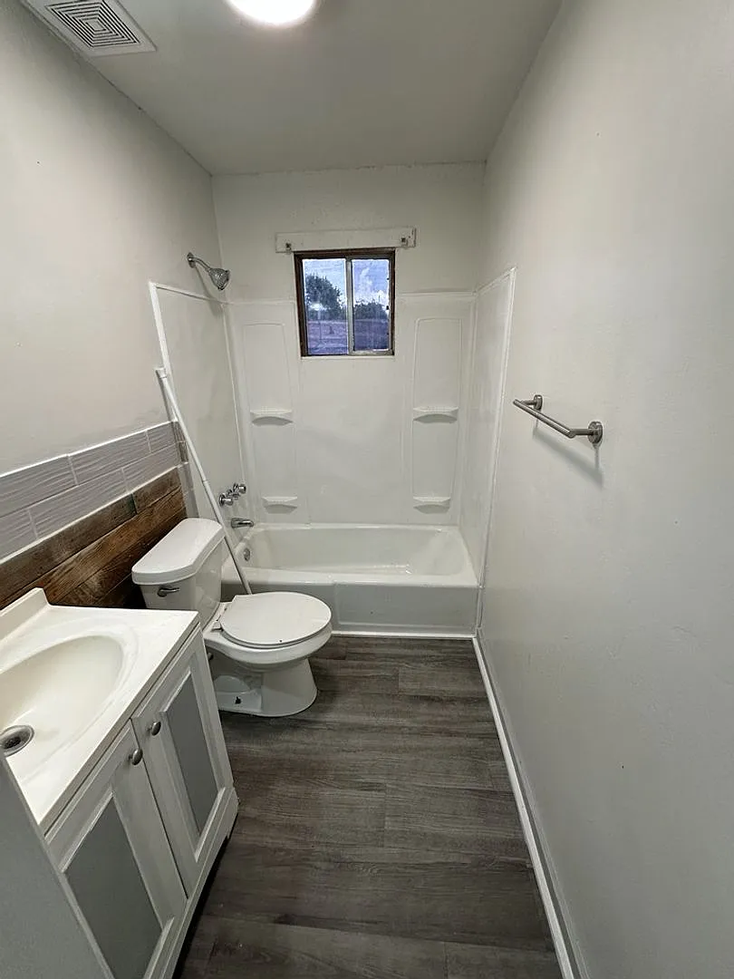 Move-In Ready 2 Bedroom Duplex Pet Friendly! — Photo 2