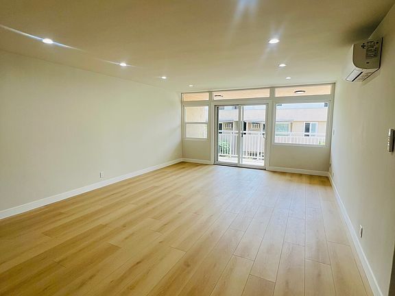 3rd image of 11635 Mayfield Ave APT 8