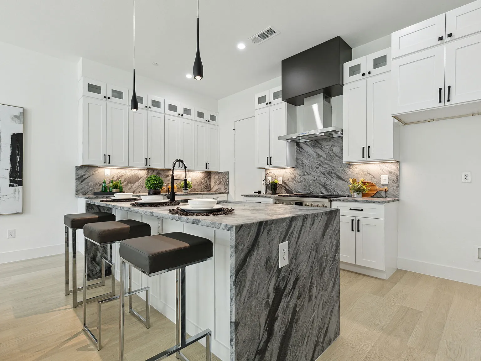 3 bed, 3.5 bath, 2025 sqft, $4,000 — Photo 2