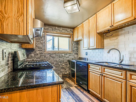 3rd image of 5004 Royal Dr