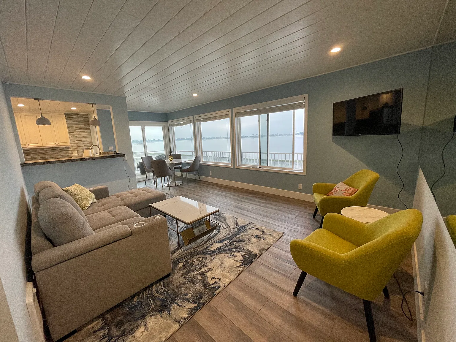 2 bed, 894 sqft, $5,700 — Photo 2