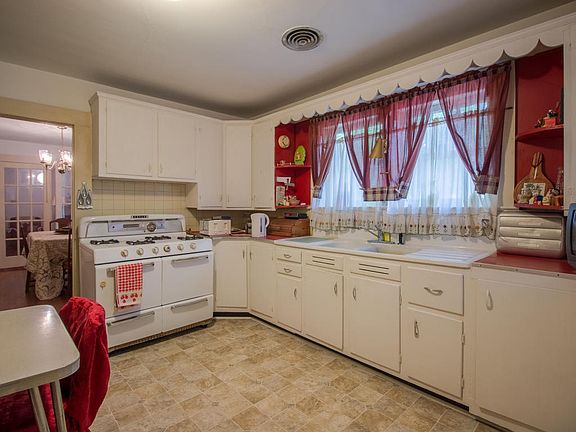 2nd image of 2403 Hewes Ave