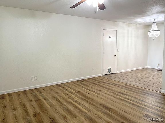 3rd image of 120 Whitecliff St