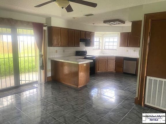 5th image of 1592 Artesia Cir