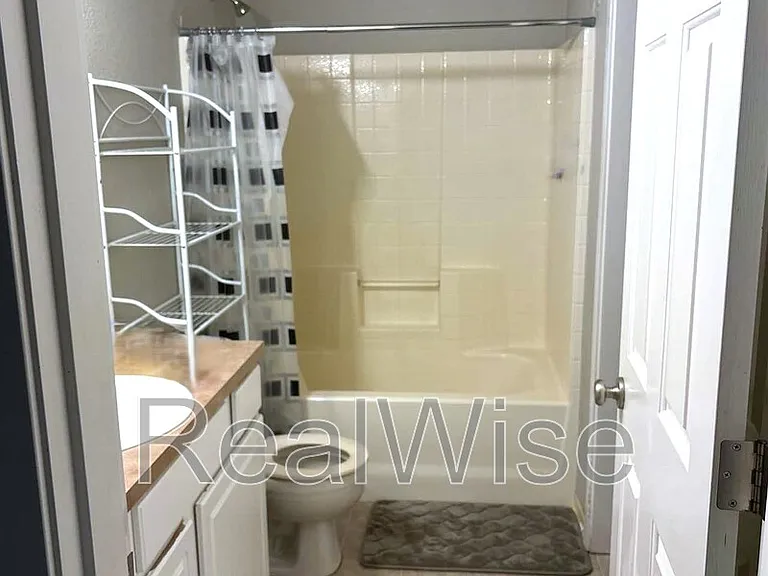 1639 SE Main St #1 — Photo 8