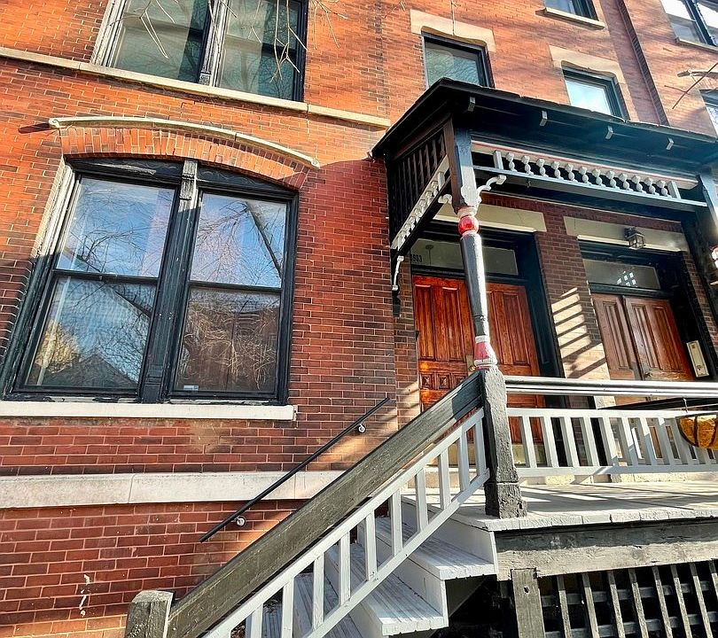 This charming vintage Lincoln Park walk up.