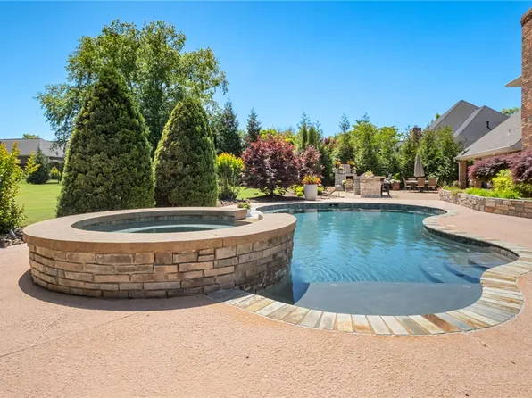 3 S Sherwood Dr, Rogers, AR 72758