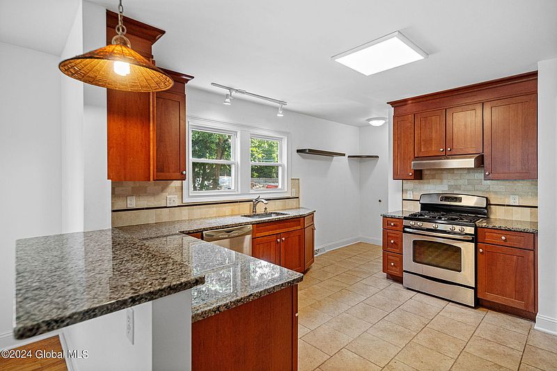 5th image of 158 Manor Avenue