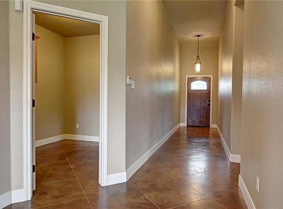 2nd image of 105 W Oak Loop