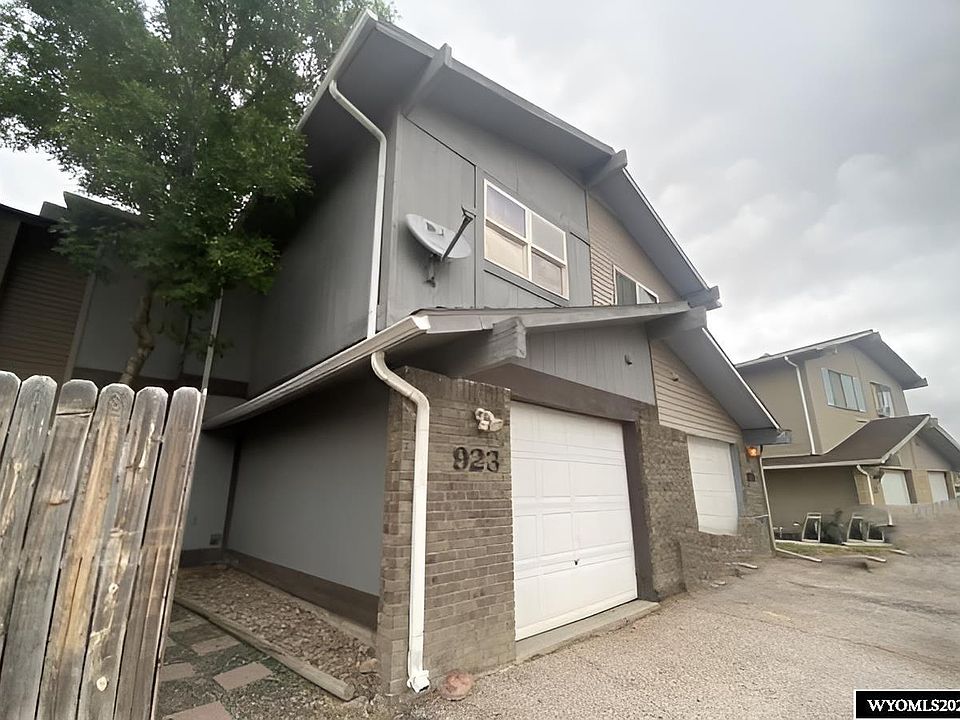 1st image of 923 Mountain View Dr