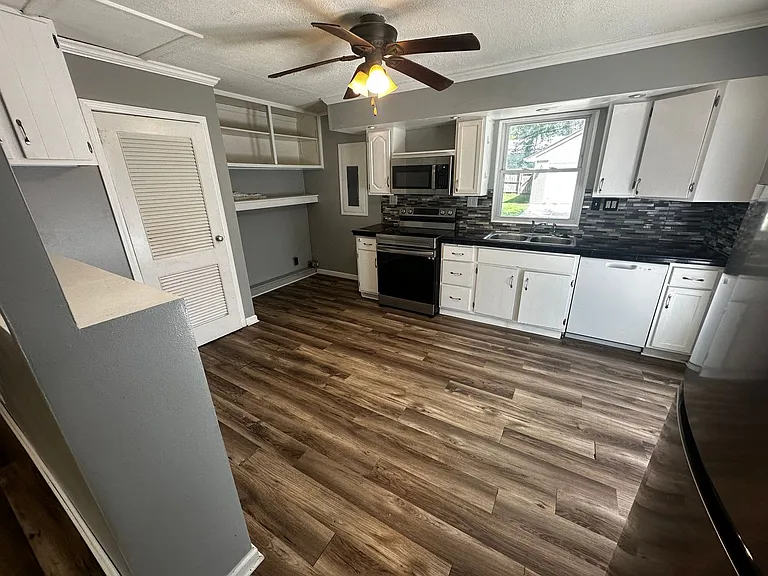 3421 Jackson St — Photo 2