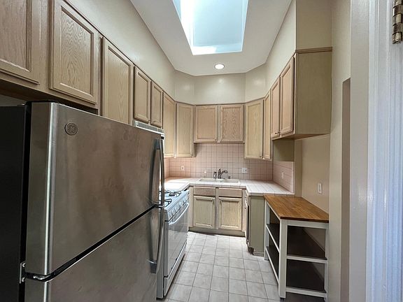 5th image of 1564 1/2 Jackson St