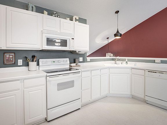 5th image of 8092 Stratford Cir S