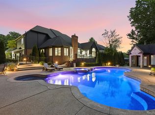 56173 Parkview Dr, Shelby Township, MI 48316