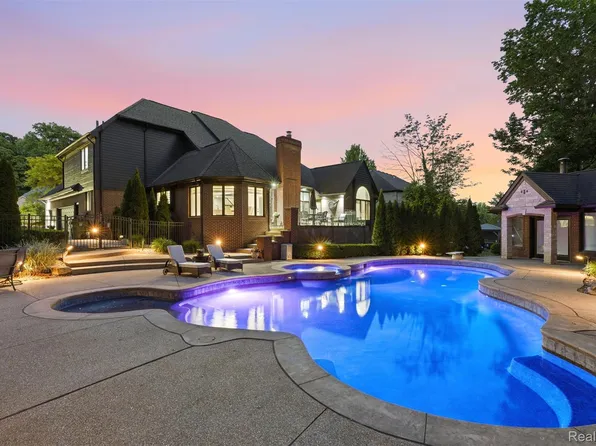 56173 Parkview Dr, Shelby Township, MI 48316
