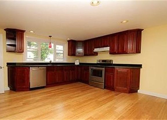 5th image of 120 Putnam St