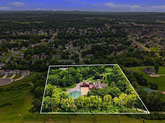 2nd image of 831 Osborne Ln