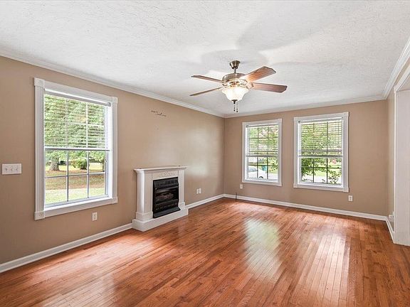3rd image of 324 Linda Warren Cir