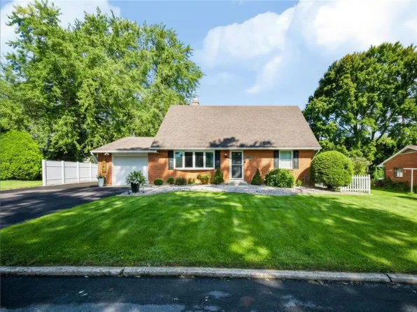 1242 Walnut Ln, Macungie, PA 18062