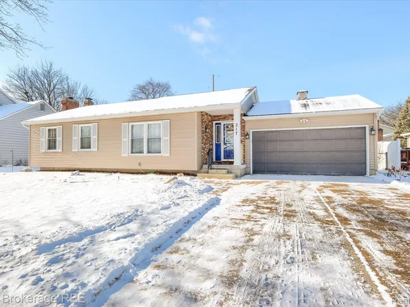 317 Oakwood Dr, Flushing, MI 48433