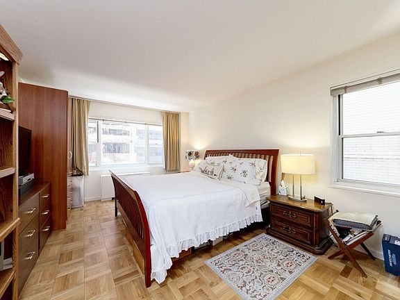 3rd image of 1381 Avenue Of The Amer #8N