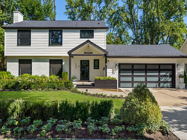 1054 Saxon Dr — Photo 1