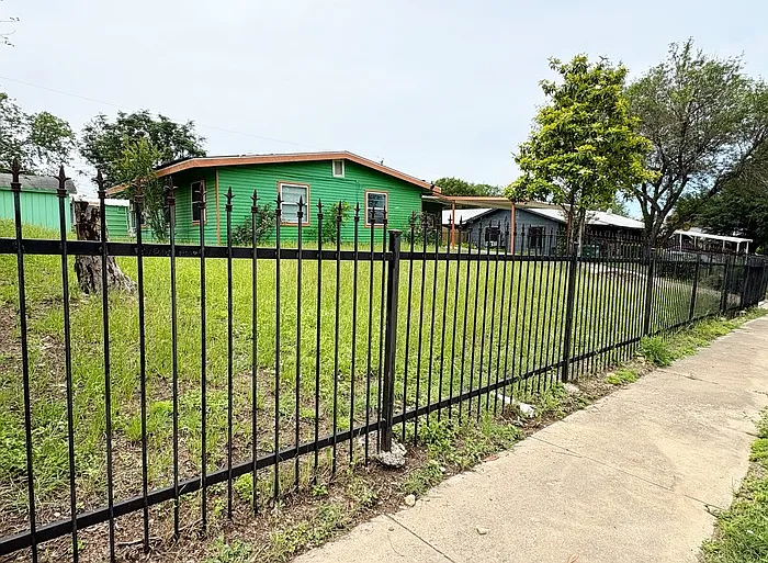3 bed, 2.0 bath, 1400 sqft, $1,200 — Photo 4