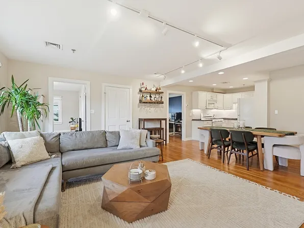 12 Benton St APT 4, Stoneham, MA 02180