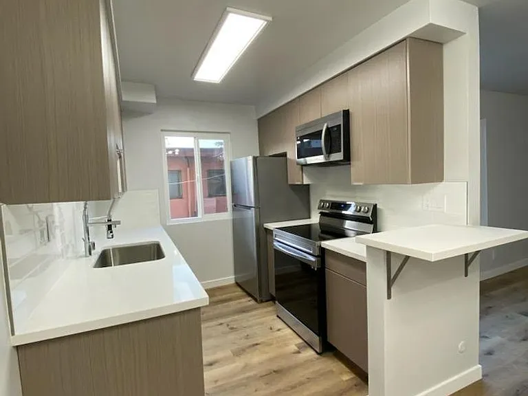 2515 Ocean View Ave — Photo 1